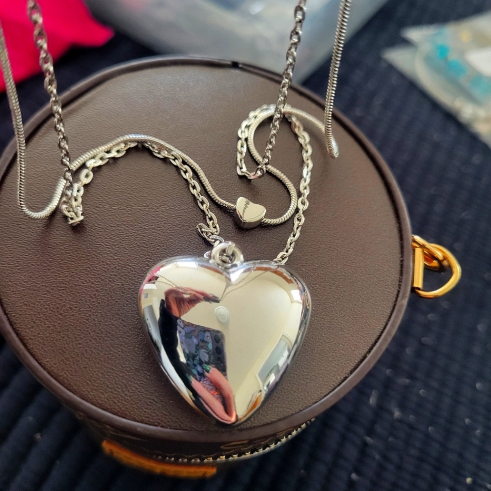 Silver 2 tier Heart Pendant Necklace and matching earrings set. New